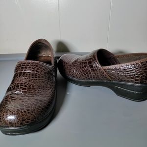 Sugar foot clogs